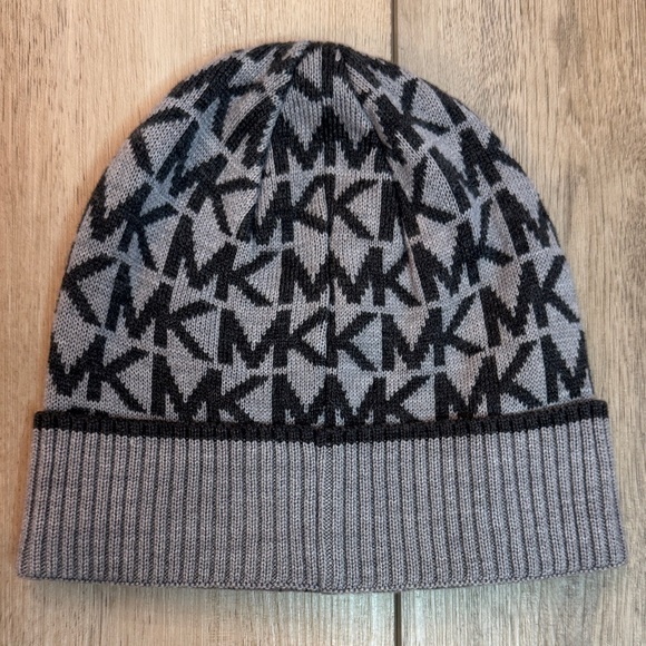MICHAEL Michael Kors Gray Logo Winter Beanie Hat - Picture 2 of 9